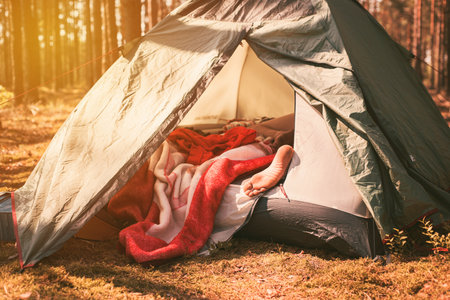 बदलते मौसम में सुरक्षित कैम्पिंग के लिए आवश्यक तैयारी